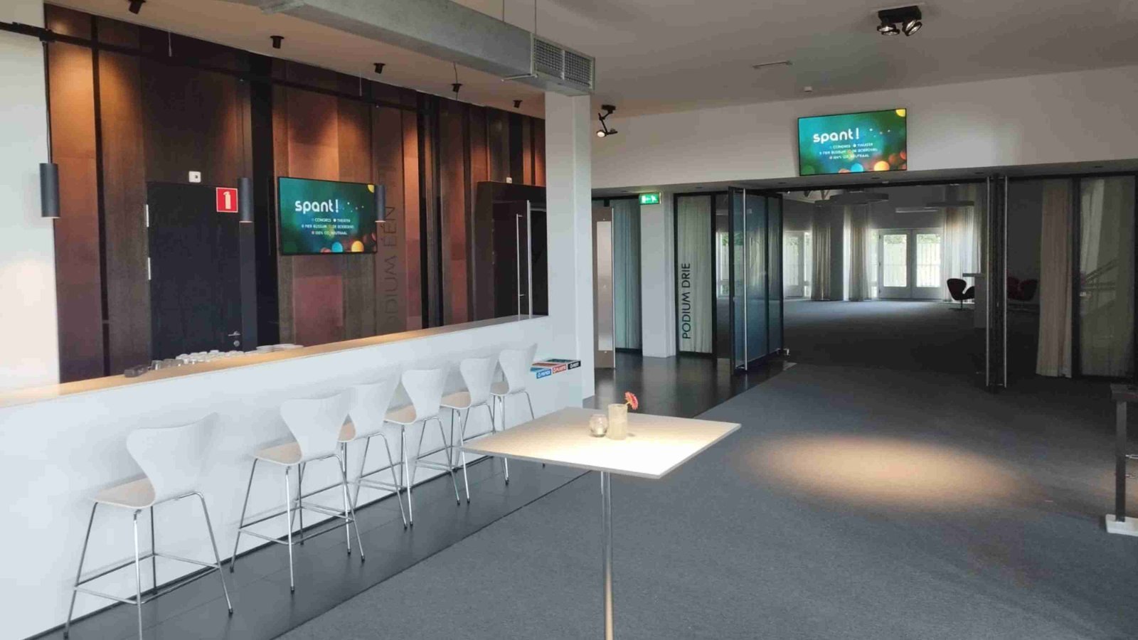 Narrowcastingschermen in de foyer van Theater Spant!